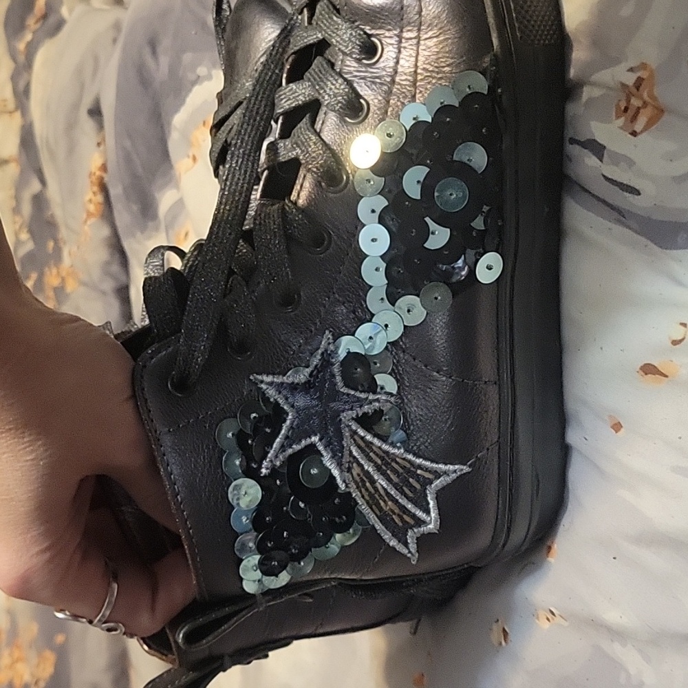 Stylish Black High-Top Women's Shoes with Star Design - Picture 3 of 7